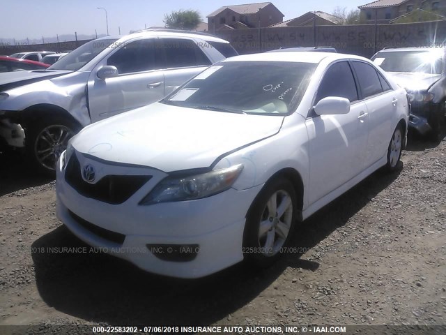 4T1BF3EK2AU554651 - 2010 TOYOTA CAMRY SE/LE/XLE WHITE photo 2