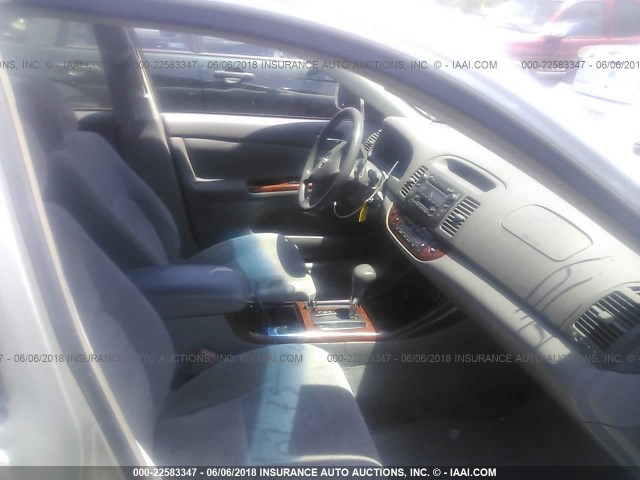 JTDBE32K920055222 - 2002 TOYOTA CAMRY LE/XLE/SE ვერცხლისფერი ფოტო 5