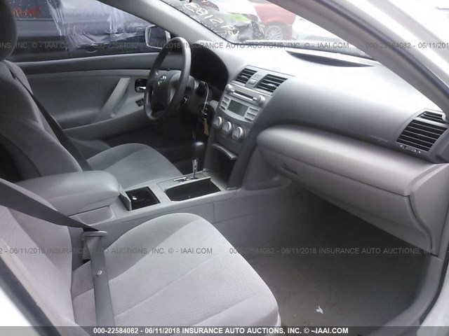 4T1BF3EK7BU695183 - 2011 TOYOTA CAMRY SE/LE/XLE თეთრი ფოტო 5