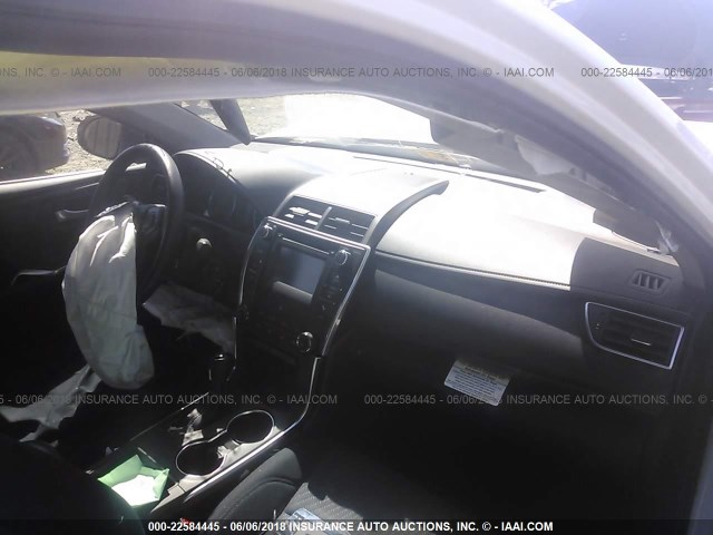 4T4BF1FK4GR556516 - 2016 TOYOTA CAMRY LE/XLE/SE/XSE 白色 照片 5