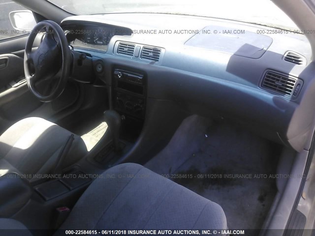 JT2BG22K1Y0508397 - 2000 TOYOTA CAMRY CE/LE/XLE GRAY photo 5