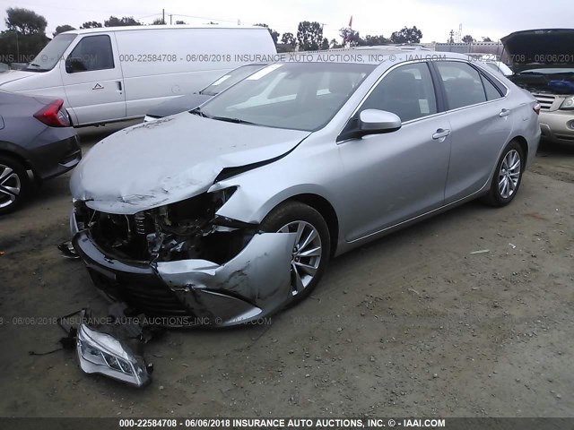 4T1BK1FK6FU564962 - 2015 TOYOTA CAMRY XSE/XLE Gümüş foto 2