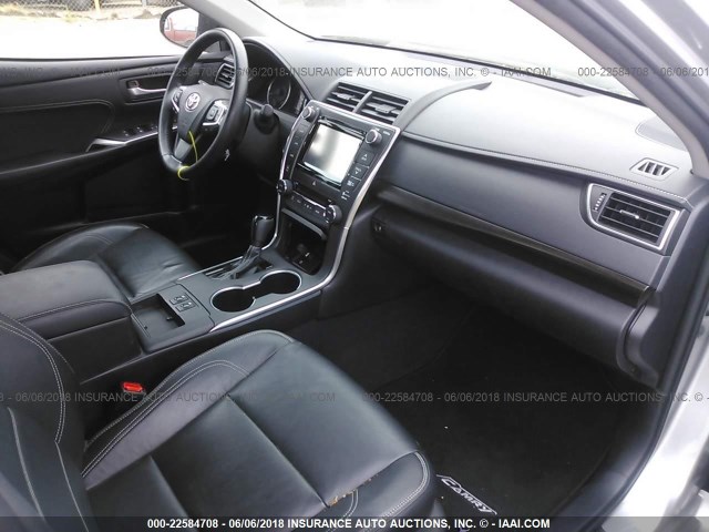 4T1BK1FK6FU564962 - 2015 TOYOTA CAMRY XSE/XLE Gümüş foto 5