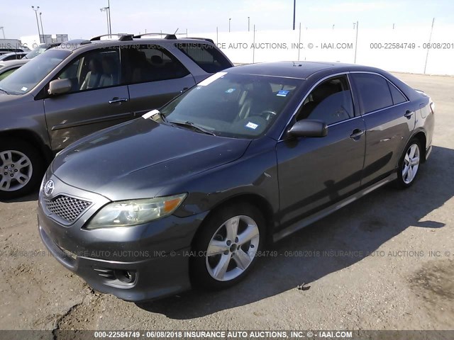 4T1BF3EK3BU156625 - 2011 TOYOTA CAMRY SE/LE/XLE GRAY photo 2