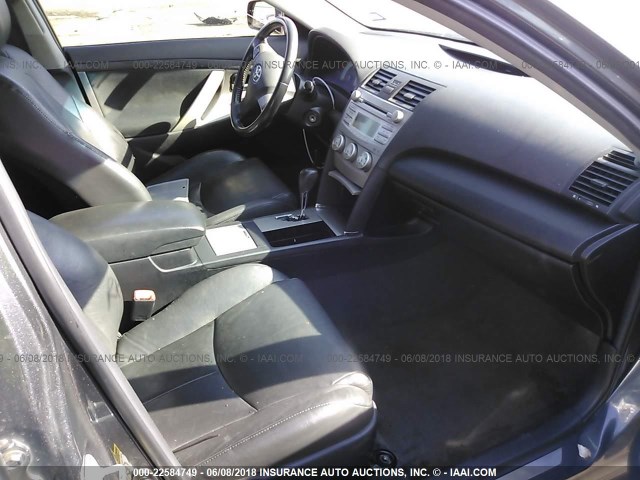 4T1BF3EK3BU156625 - 2011 TOYOTA CAMRY SE/LE/XLE GRAY photo 5