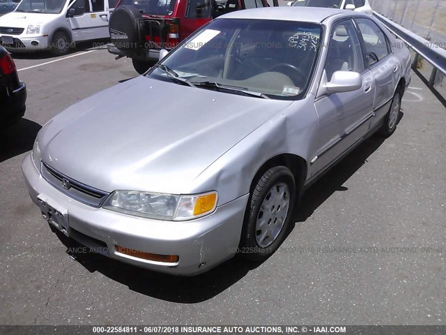 1HGCD5630VA084629 - 1997 HONDA ACCORD LX/EX SILVER photo 2