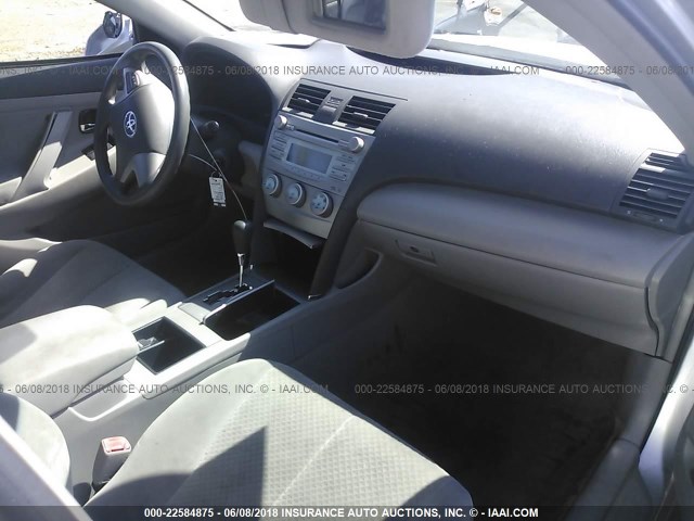 4T4BE46K38R024051 - 2008 TOYOTA CAMRY CE/LE/XLE/SE SILVER photo 5