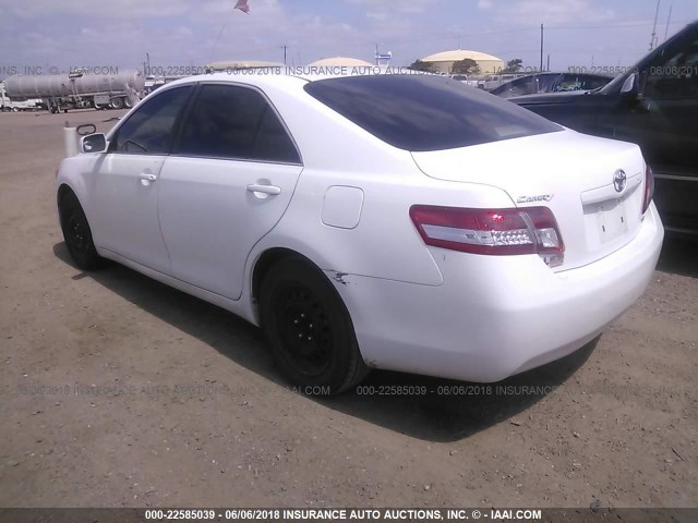 4T4BF3EK5BR134115 - 2011 TOYOTA CAMRY SE/LE/XLE WHITE photo 3