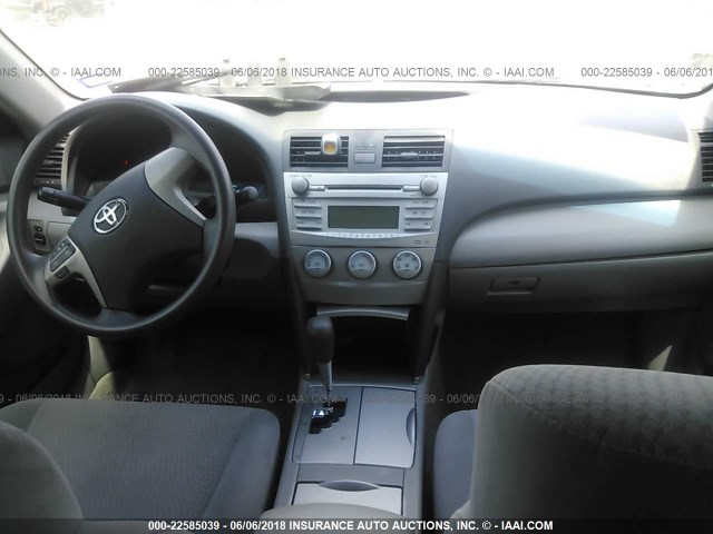 4T4BF3EK5BR134115 - 2011 TOYOTA CAMRY SE/LE/XLE WHITE photo 5