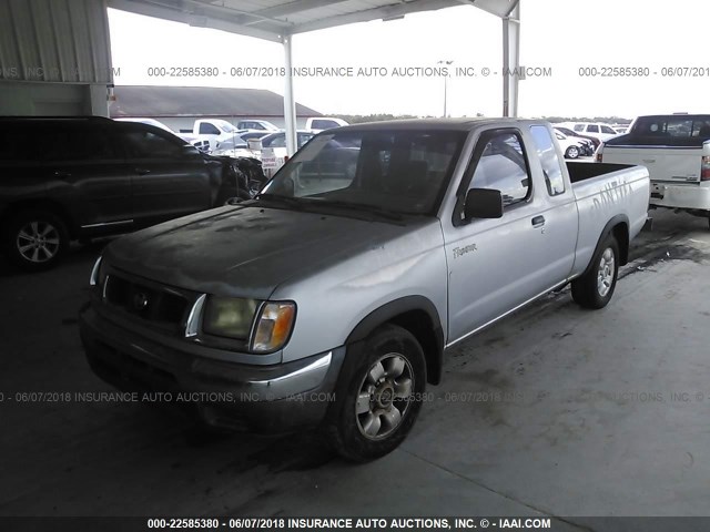 1N6DD26S3YC334928 - 2000 NISSAN FRONTIER KING CAB XE SILVER photo 2