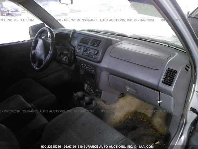 1N6DD26S3YC334928 - 2000 NISSAN FRONTIER KING CAB XE SILVER photo 5