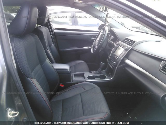 4T1BF1FK5FU105989 - 2015 TOYOTA CAMRY LE/XLE/SE/XSE ნაცრისფერი ფოტო 5