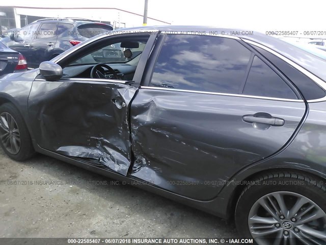4T1BF1FK5FU105989 - 2015 TOYOTA CAMRY LE/XLE/SE/XSE ნაცრისფერი ფოტო 6