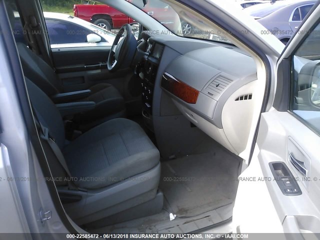 2A8HR44H98R831880 - 2008 CHRYSLER TOWN & COUNTRY LX SILVER photo 5