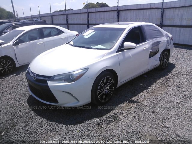 4T1BF1FK5GU152599 - 2016 TOYOTA CAMRY LE/XLE/SE/XSE WHITE photo 2
