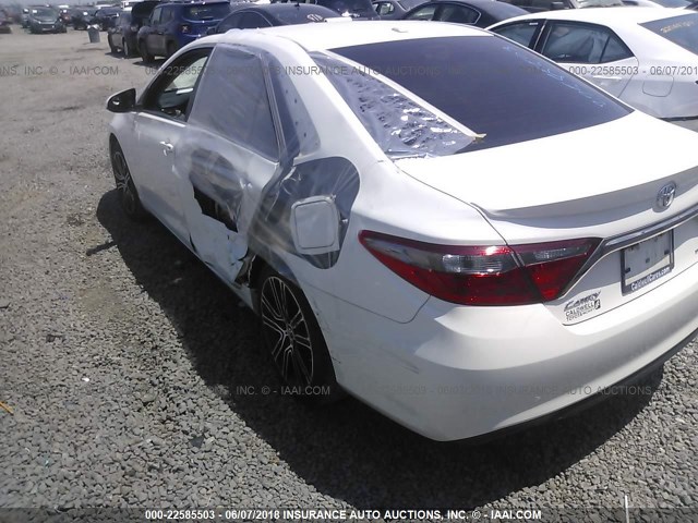 4T1BF1FK5GU152599 - 2016 TOYOTA CAMRY LE/XLE/SE/XSE WHITE photo 3
