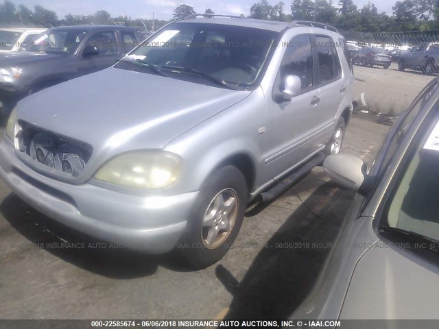 4JGAB54E4YA152348 - 2000 MERCEDES-BENZ ML 320 GRAY photo 2