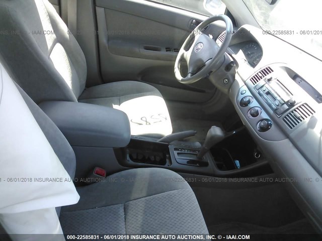 4T1BE30K84U794821 - 2004 TOYOTA CAMRY LE/XLE/SE ვერცხლისფერი ფოტო 5