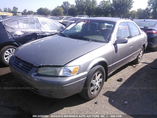4T1BF28K2WU046290 - 1998 TOYOTA CAMRY CE/LE/XLE TAN photo 2