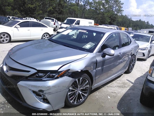 4T1B11HK3JU101797 - 2018 TOYOTA CAMRY L/LE/XLE/SE/XSE SILVER photo 2