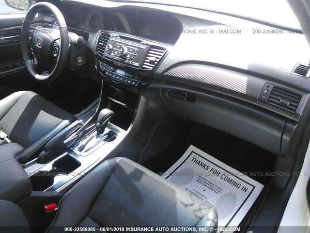 1HGCR2F5XHA068461 - 2017 HONDA ACCORD SPORT 白色 照片 5