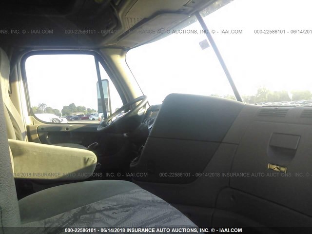 1FUJGLBG4CLBE5354 - 2012 FREIGHTLINER CASCADIA 125  WHITE photo 5