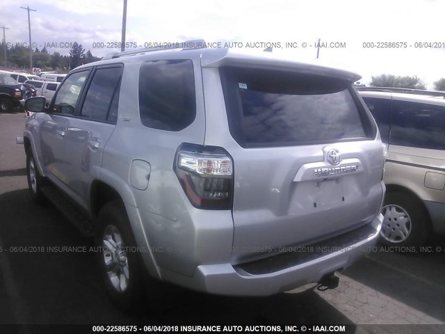 JTEBU5JR5H5450731 - 2017 TOYOTA 4RUNNER SR5 PREM/LTDL/TRAIL/TRD SILVER photo 3