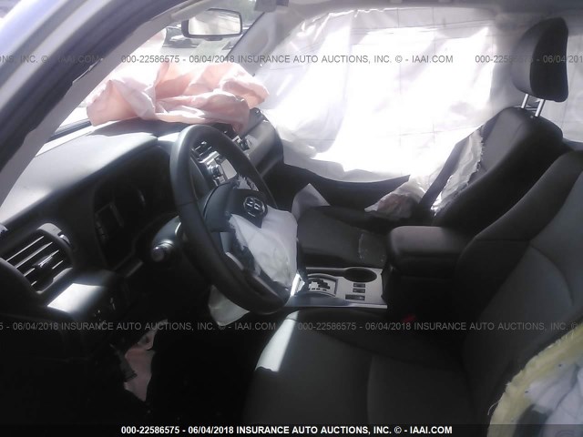 JTEBU5JR5H5450731 - 2017 TOYOTA 4RUNNER SR5 PREM/LTDL/TRAIL/TRD SILVER photo 5