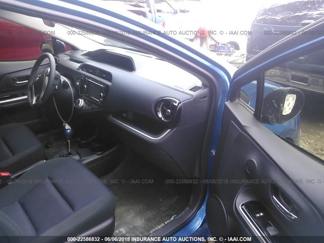 JTDKDTB30G1131553 - 2016 TOYOTA PRIUS C BLUE photo 5