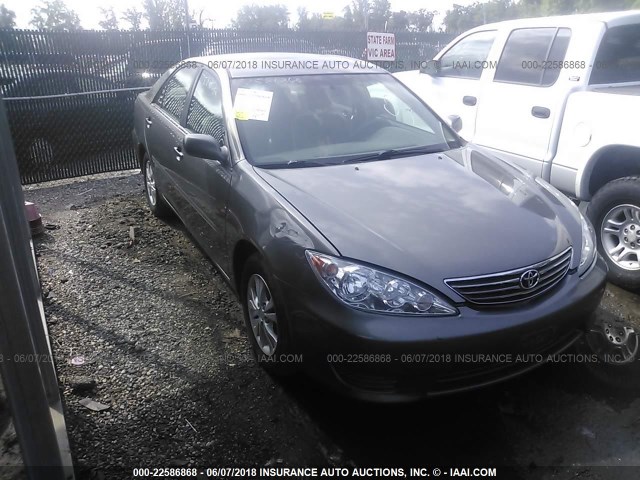 4T1BF30K86U632316 - 2006 TOYOTA CAMRY LE/XLE/SE ნაცრისფერი ფოტო 1