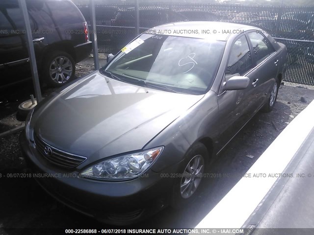 4T1BF30K86U632316 - 2006 TOYOTA CAMRY LE/XLE/SE ნაცრისფერი ფოტო 2