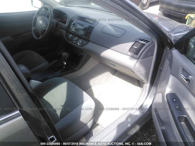 4T1BF30K86U632316 - 2006 TOYOTA CAMRY LE/XLE/SE ნაცრისფერი ფოტო 5