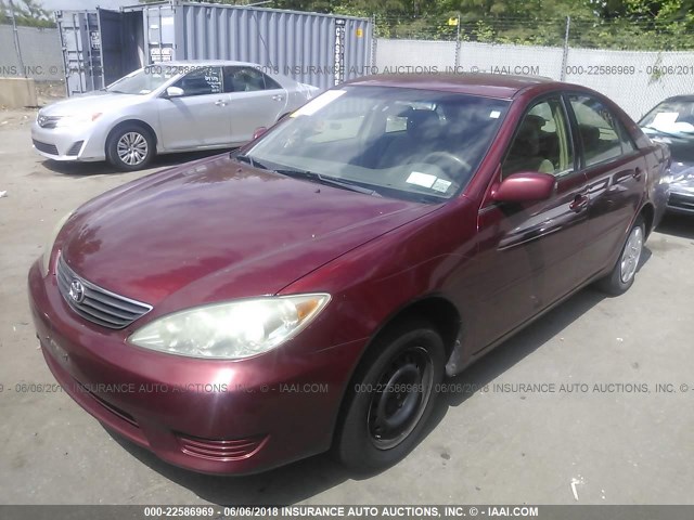 4T1BE32K25U076938 - 2005 TOYOTA CAMRY LE/XLE/SE RED photo 2