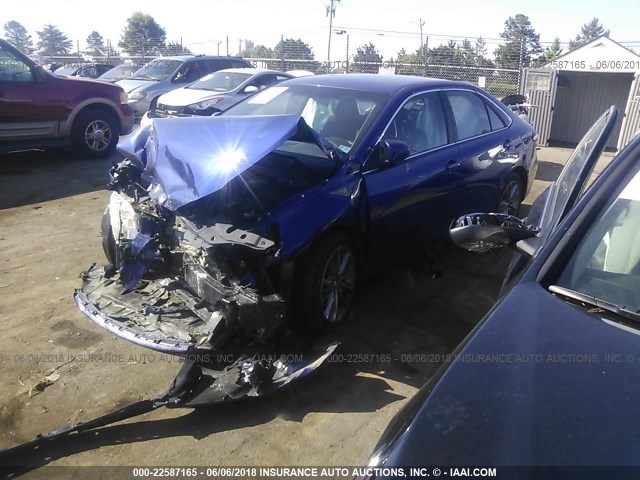 4T1BF1FK2GU611765 - 2016 TOYOTA CAMRY LE/XLE/SE/XSE BLUE photo 2