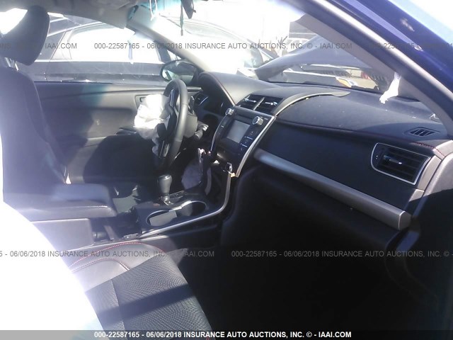 4T1BF1FK2GU611765 - 2016 TOYOTA CAMRY LE/XLE/SE/XSE BLUE photo 5