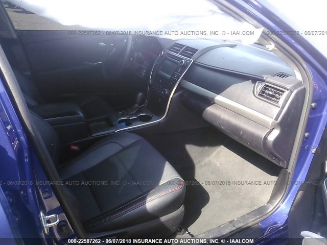 4T1BF1FK1GU603785 - 2016 TOYOTA CAMRY LE/XLE/SE/XSE BLUE photo 5