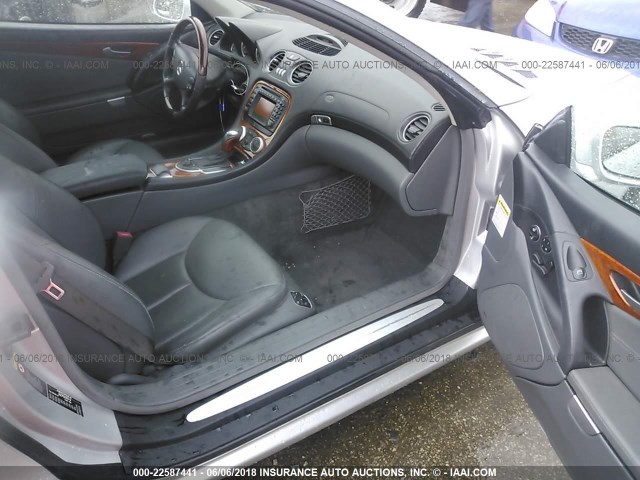 WDBSK75F13F020041 - 2003 MERCEDES-BENZ SL 500R SILVER photo 5