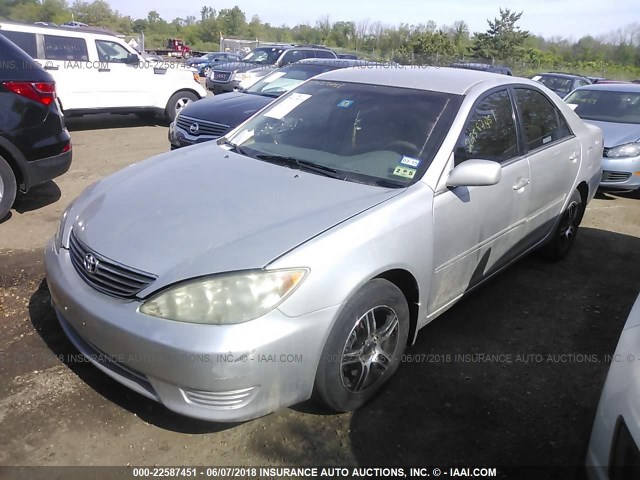 4T1BE32K65U587150 - 2005 TOYOTA CAMRY LE/XLE/SE Gümüş foto 2