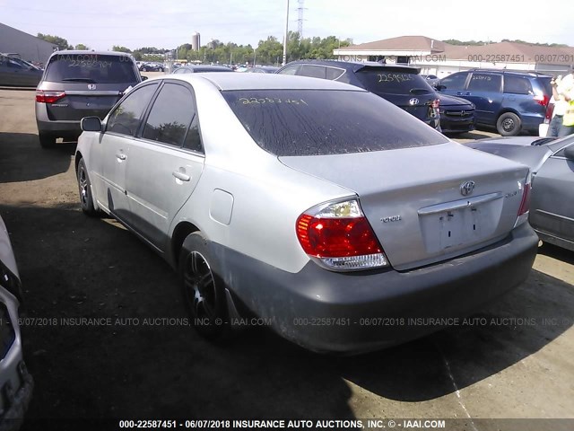 4T1BE32K65U587150 - 2005 TOYOTA CAMRY LE/XLE/SE Gümüş foto 3