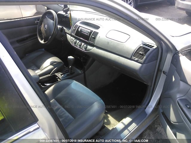 4T1BE32K65U587150 - 2005 TOYOTA CAMRY LE/XLE/SE Gümüş foto 5