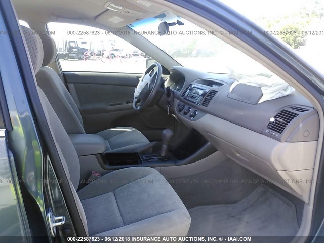 4T1BE32K22U572379 - 2002 TOYOTA CAMRY LE/XLE/SE მწვანე ფოტო 5