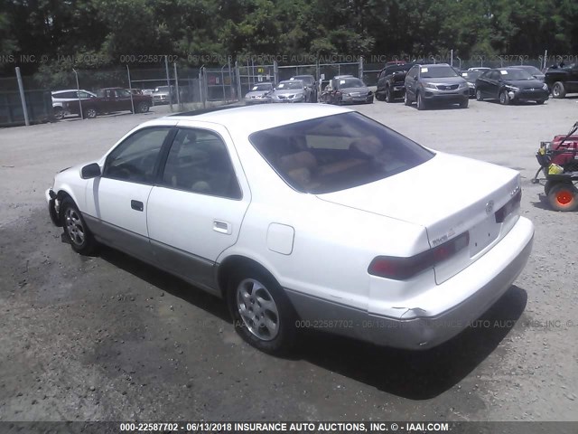 4T1BG22K4XU891228 - 1999 TOYOTA CAMRY CE/LE/XLE WHITE photo 3