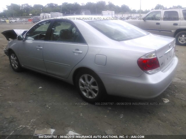 4T1BF30K65U604643 - 2005 TOYOTA CAMRY LE/XLE/SE 银色 照片 3