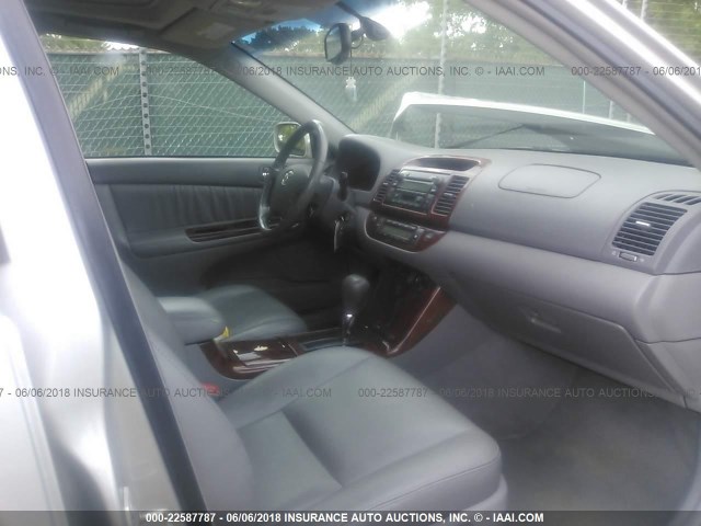 4T1BF30K65U604643 - 2005 TOYOTA CAMRY LE/XLE/SE 银色 照片 5