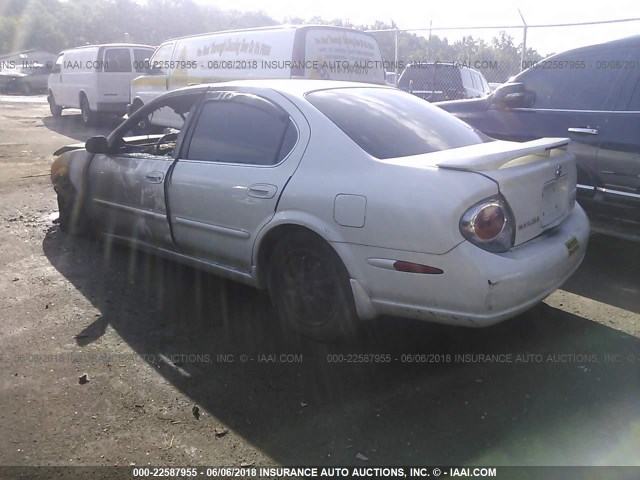 JN1DA31A82T303054 - 2002 NISSAN MAXIMA GLE/SE WHITE photo 3