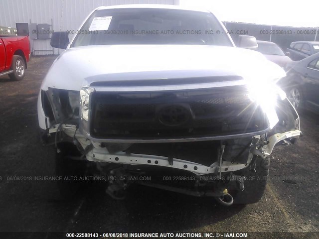 5TFDW5F11BX184680 - 2011 TOYOTA TUNDRA CREWMAX SR5 WHITE photo 6