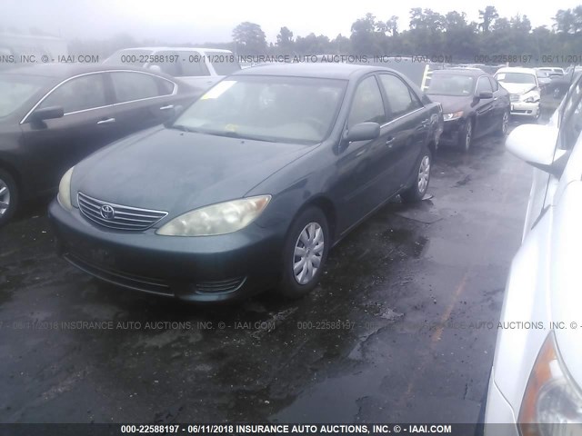 4T1BE30KX5U075426 - 2005 TOYOTA CAMRY LE/XLE/SE მწვანე ფოტო 2
