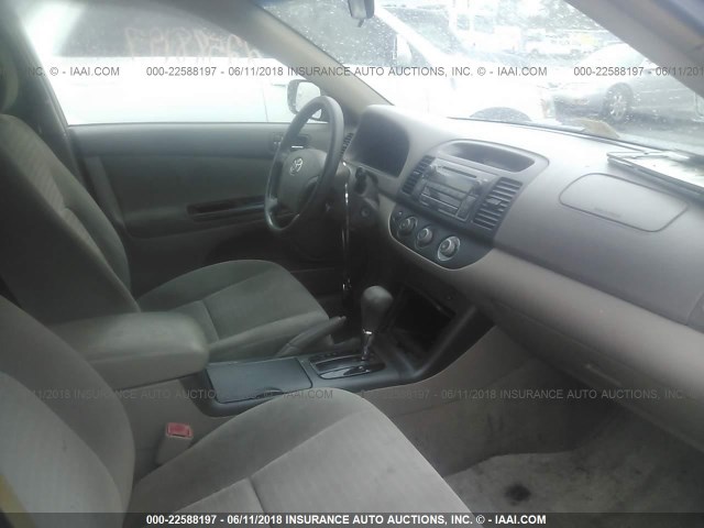 4T1BE30KX5U075426 - 2005 TOYOTA CAMRY LE/XLE/SE მწვანე ფოტო 5