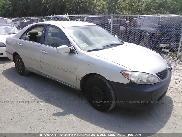 4T1BE32KX5U093289 - 2005 TOYOTA CAMRY LE/XLE/SE ვერცხლისფერი ფოტო 1
