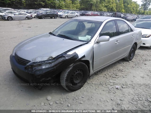 4T1BE32KX5U093289 - 2005 TOYOTA CAMRY LE/XLE/SE ვერცხლისფერი ფოტო 2